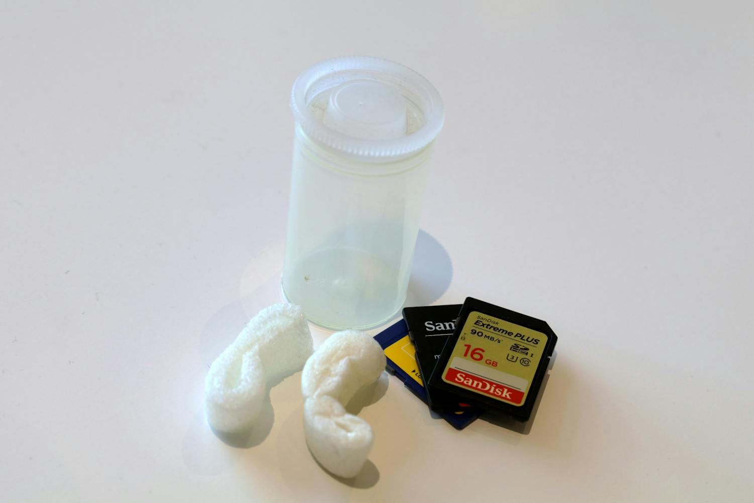 En analog filmburk fungerar fint som hållare till sd-kort.